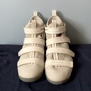 Lebron solider 11 White Size 7